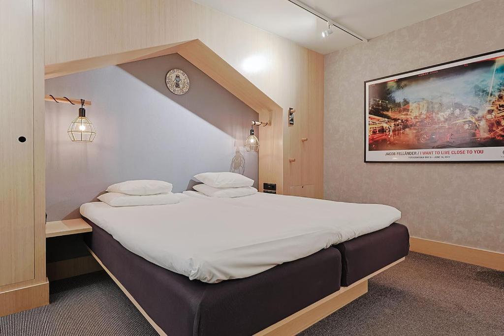 Queen Room without Window