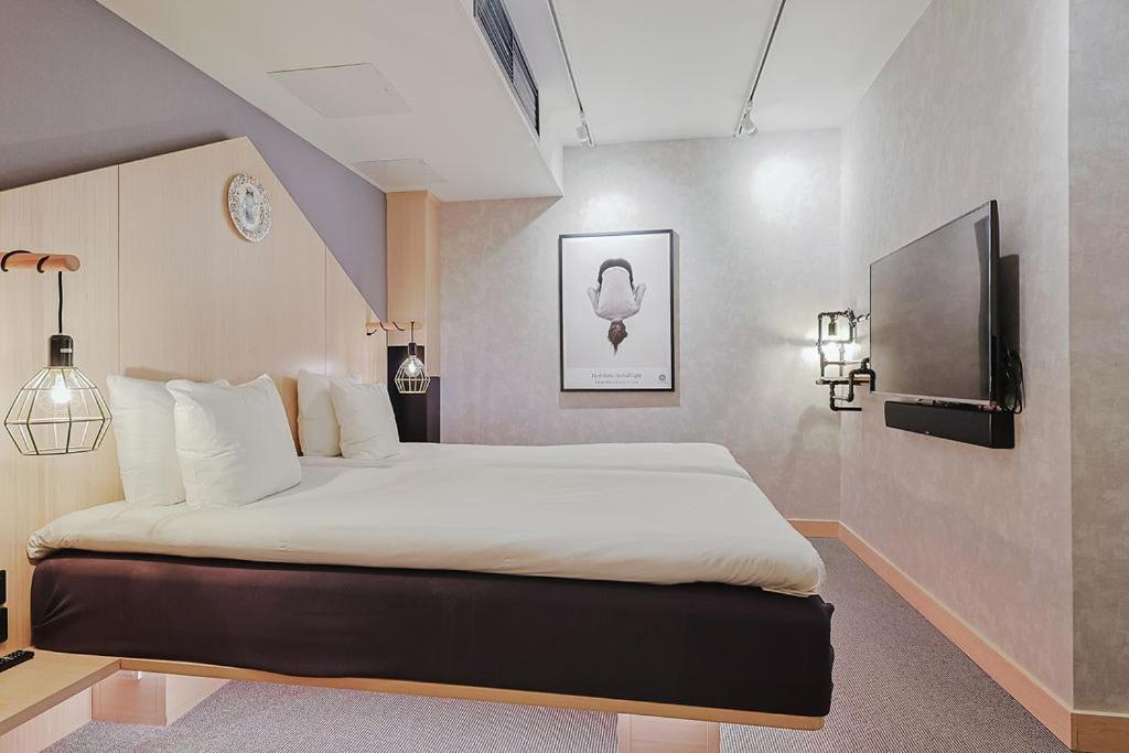Queen Room without Window