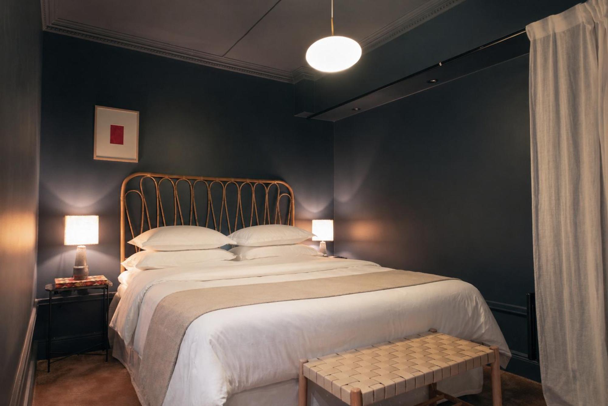 Standard Queen Room No windows